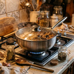 Wok przykryty szklaną pokrywką na kuchence gazowej