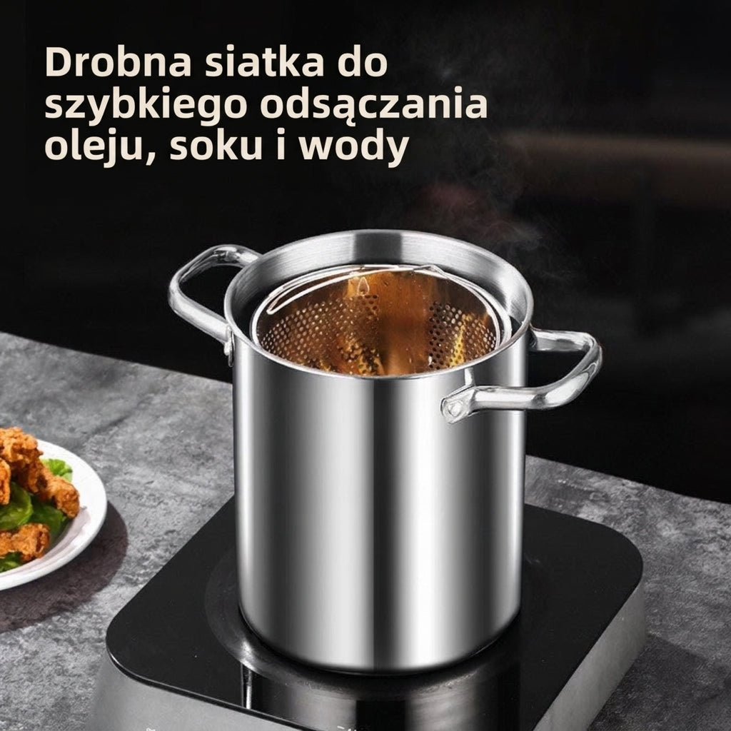 Garnek z koszem z drobnej siatki na płycie indukcyjnej