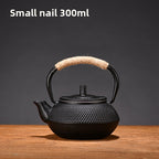 Żeliwny czajniczek do herbaty w stylu japońskim (tetsubin) z sitkiem, 300–1800 ml, czarny lub czarno-złoty, rączka owinięta sznurkiem